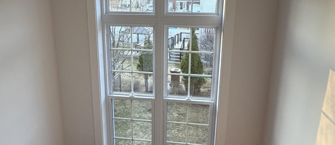 Ideas for curtains in the window of a quarter-turn staircase with winding steps ?