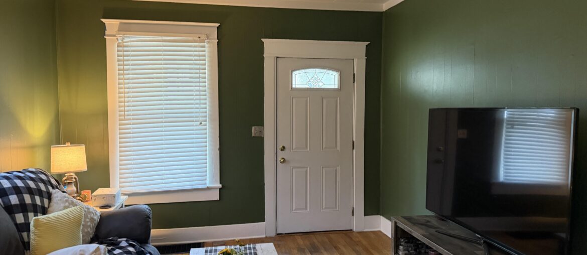 HELP. How do I decorate this? Not sure I like the color.