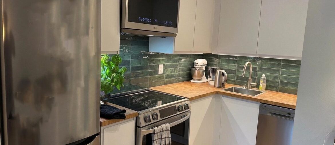 I have no design skill. Should I install my peel-and-stick apartment backsplash vertically or horizontally?