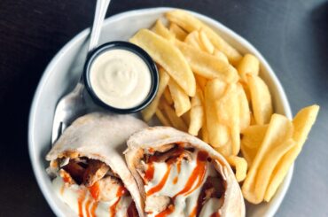 Pita pockets with chicken, fries and garlic sauce
