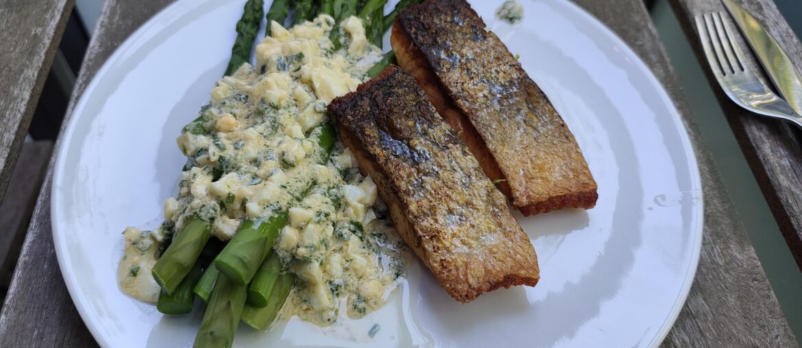 Crispy salmon, asparagus and (failed) salsa bolzanina