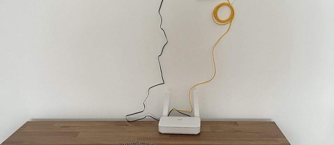 Help me ! A decorative way to hide this mess