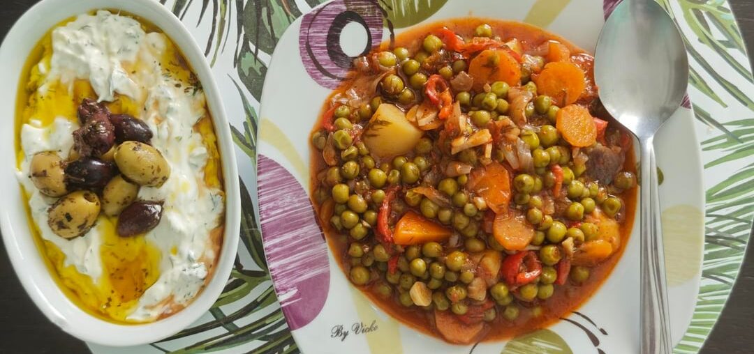 Bizélia kokkinistá (peas stewed in tomato sauce) with some tzatzíki