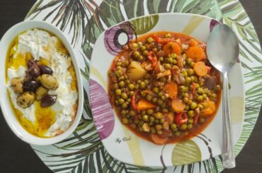 Bizélia kokkinistá (peas stewed in tomato sauce) with some tzatzíki