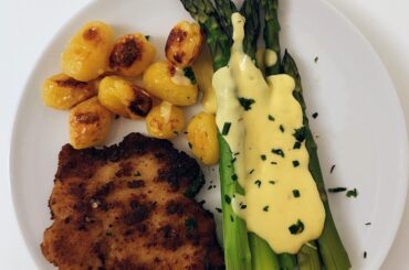 Asparagus, Schnitzel, oven roasted potatoes