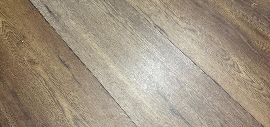 Como descobrir se esse piso é laminado ou vinílico?