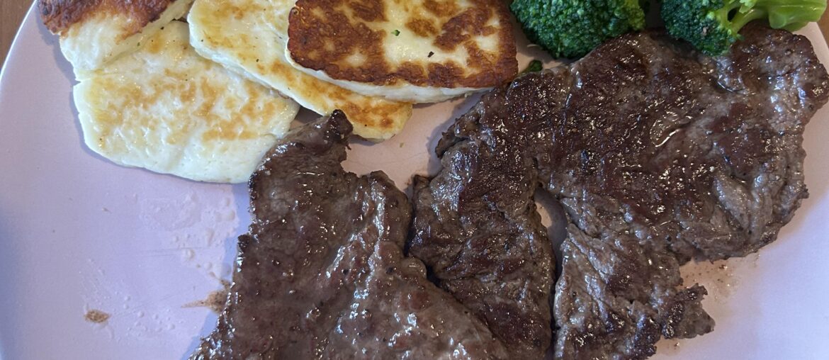 Tenderloin, broccoli and halloumi plate +invisible sweet potato fries