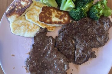 Tenderloin, broccoli and halloumi plate +invisible sweet potato fries