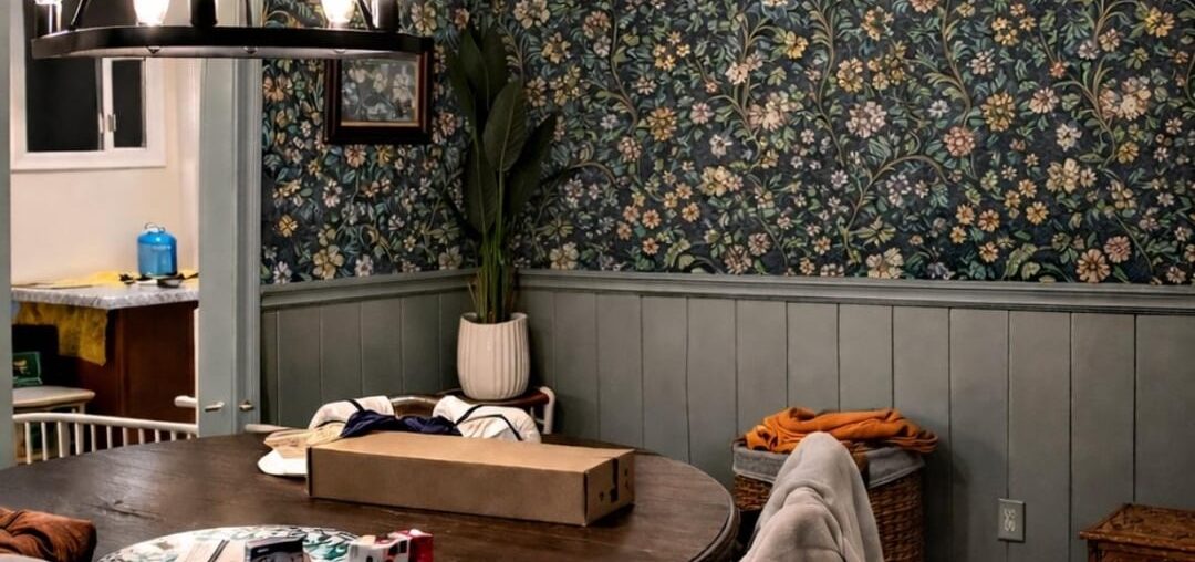 What should be the bottom wall/trim color be to go with the wallpaper? Or do we hate the wallpaper?