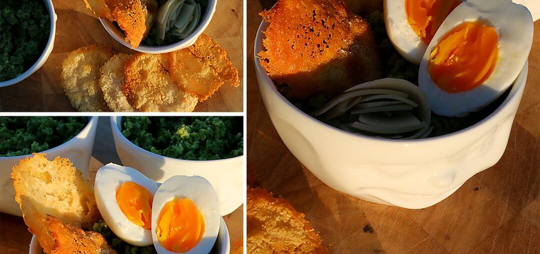 Purée de brocoli, tuiles de parmesan et œufs mollets