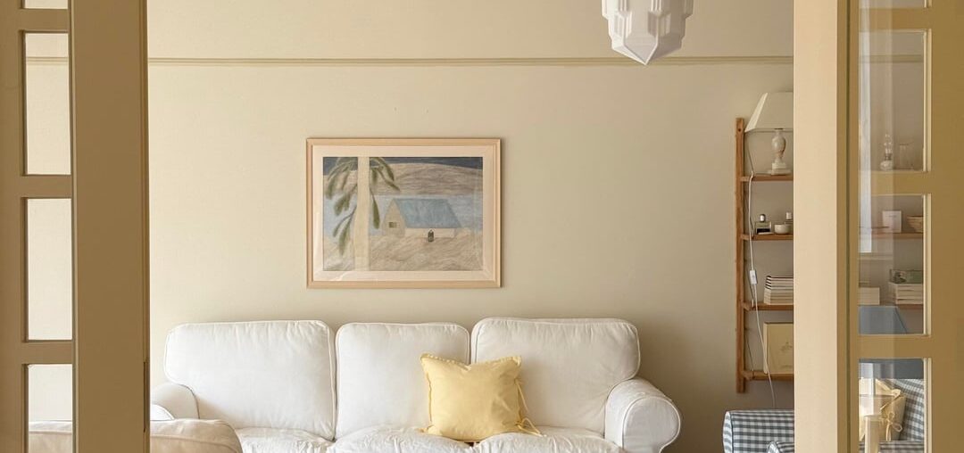 The magic of natural light and creamy tones. ☀️✨