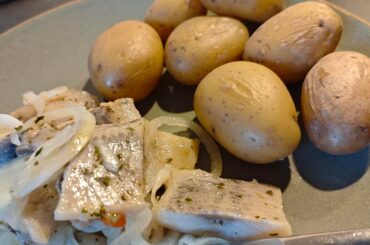 Herring (Matjes) with onions and potatoes