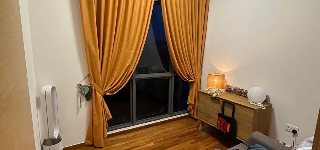 What rug colour should I go with to match the colours in this room? I plan to add floor chairs and a round coffee table