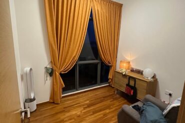 What rug colour should I go with to match the colours in this room? I plan to add floor chairs and a round coffee table