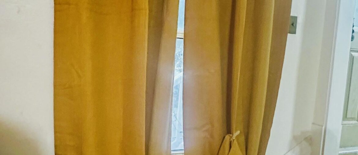 How do I hem the curtain on the far right?