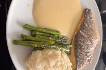 Pan fried sea bream, mash, asparagus with an over exuberant helping of slightly cheesy white sauce.