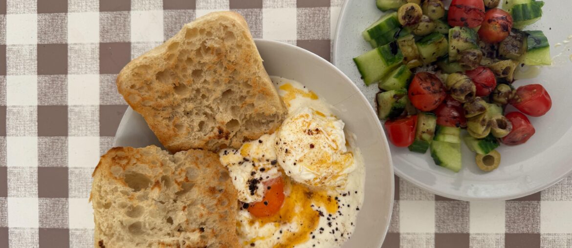 Oeufs pochés à la Turque et petite salade