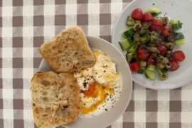 Oeufs pochés à la Turque et petite salade