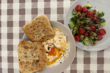 Oeufs pochés à la Turque et petite salade