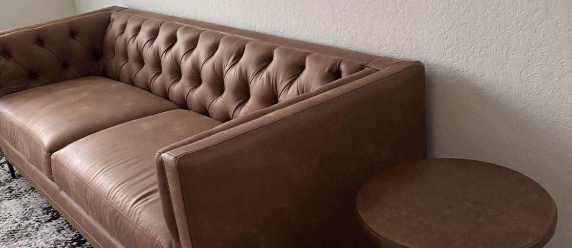 What type of lamp would look good on this side table?