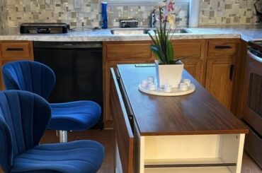 Which color bar stools for kitchen?