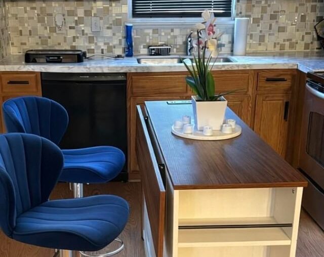 Which color bar stools for kitchen?