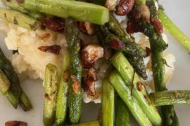 Risotto aux asperges vertes sautées et aux noisettes