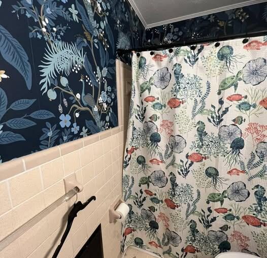 Love the walls but the curtain feels off