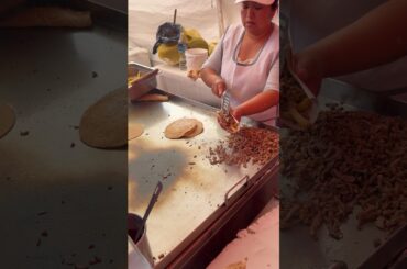Así preparan tacos de bistec con papas a la francesa en el tianguis #Tacos #bistec #viral #parati