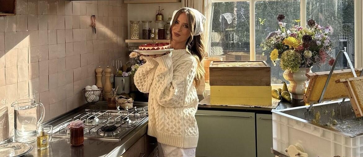 Sweet mornings in a dreamy kitchen🖤☀