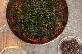 Deux dîners de cette semaine - porc sauté au kimchi, poke hawaïen sur riz vinaigré