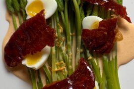 Aspergettes - oeufs de caille molets - sauce maltaise - tuile de jambon