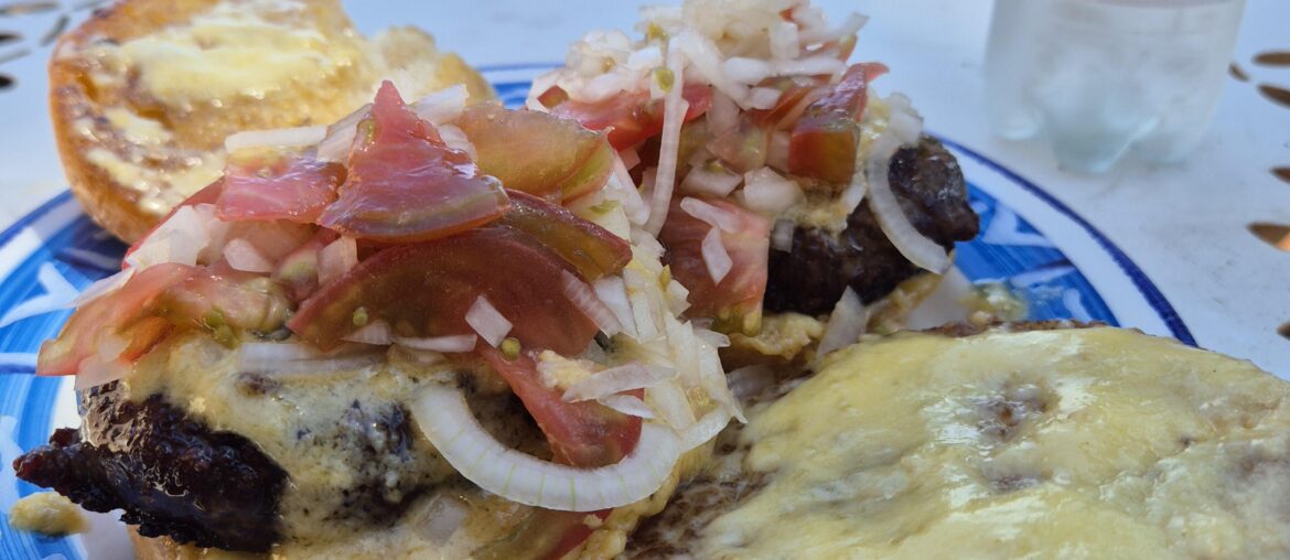 Burger avec sauce fromage crème fraîche Jersiase et Cantal AOP 29% mg Burger avec sauce fromage crème fraîche Jersiase et Cantal AOP 29% mg
