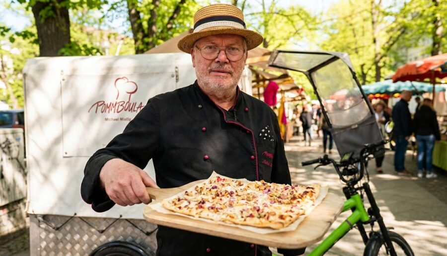 71-jähriger Koch backt Flammkuchen auf einem Fahrrad | Streetfood in Berlin