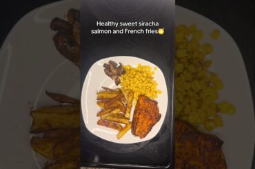 Healthy salmon recipe ideas: sweet Sriracha salmon and french fries #salmonrecipe #lowcaloriemeal