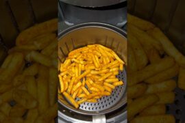French Fries in Air Fryer 🍟 | Easy and Quick Recipe #food #frenchfries #airfryer #trending