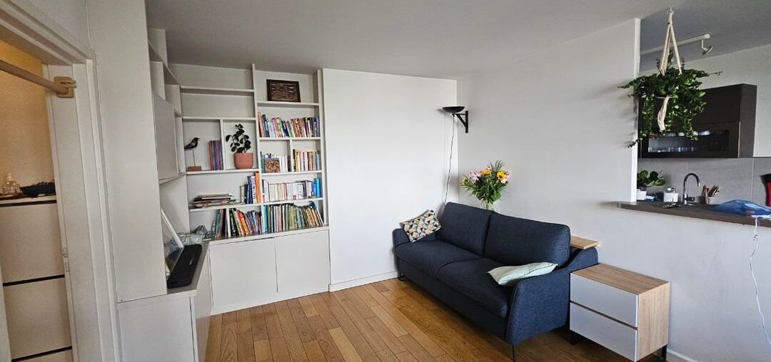 Armchair and coffee table ? wall paint ? - Help me style this room