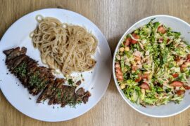 Au menu ce soir : porc char siu auw nouilles de konjac, avec sa salade composée