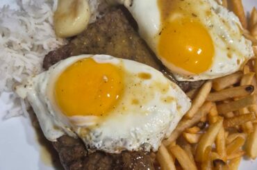 Me suis préparée une assiette pavé de rumsteck avec oeufs et Riz/Frittes + Dessert Brownie avec des cookies à l'intérieur.
