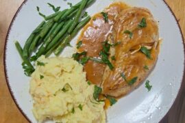 J'ai fait un blanc de poulet et sa sauce avec Purée de pommes de terre et haricots verts + Dessert Tarte aux Citrons maison.