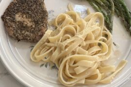 Je me suis faite une assiette de Fetuccini maison avec parmesan, asperges et escalope de dinde.Dessert, un pouding au chocolat noir/praline et morceaux de pistaches.