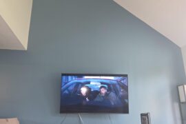 How to decorate wall in living room with vaulted ceilings
