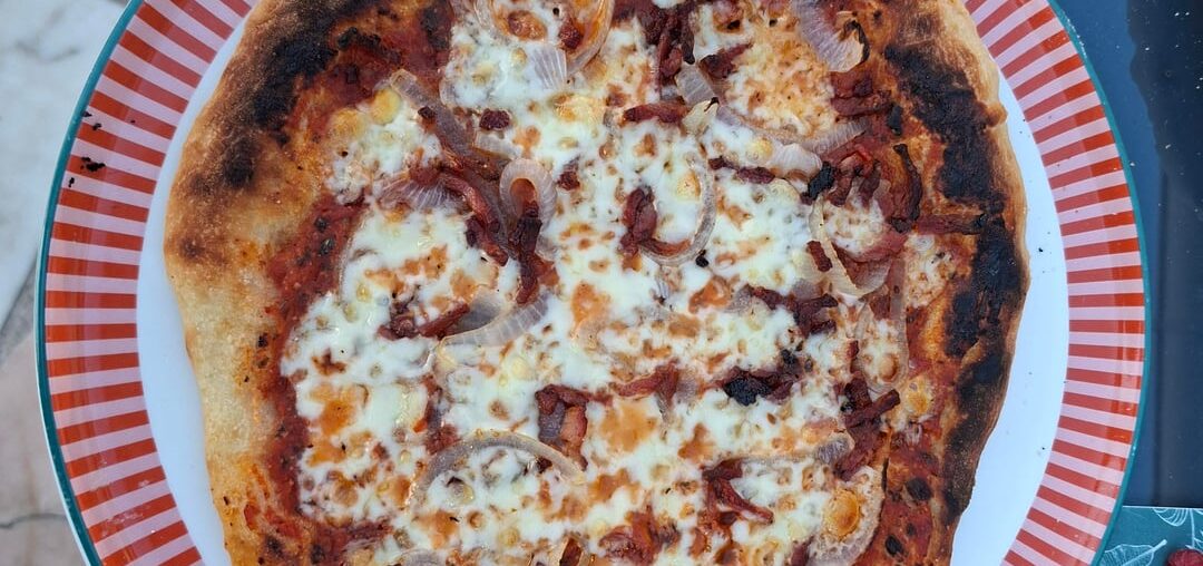 Pizza lardons, raclette, oignons.