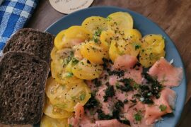 Truite marinée, wakame, tomate jaune et pain noir