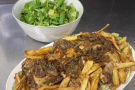Pilon de poulet, frites et salade