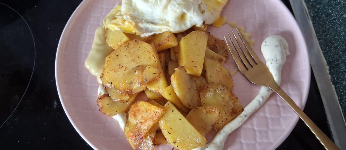 Fried potatoes with onions and eggs