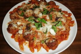Penne arrabbiata aux polpettes et basilic du balcon