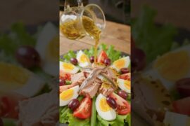 Authentic French Salade Niçoise Recipe 🥗 | Healthy Mediterranean Salad #Shorts