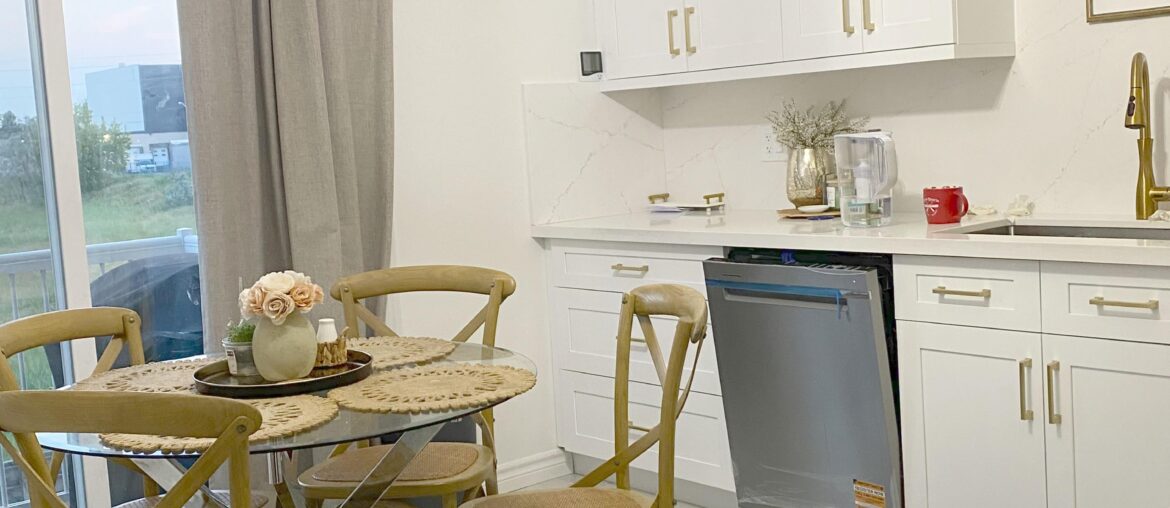 Do the oak-coloured chairs match the kitchen’s colour tones or are they too light and don’t blend in very well? Thank you
