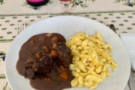 Le civet de sanglier préparé par ma maman. Elle avait fait mariner la viande depuis la veille. On peut y ajouter des champignons, mais elle les avait oubliés haha. C’était délicieux, même si je préfère la recette de son pays avec de la bière et du pain d’épices. 🧡